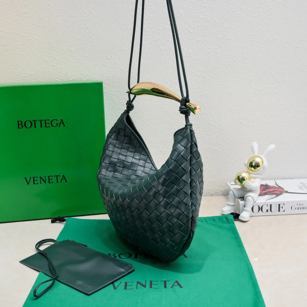Original leather, batch 2060, the old-money style BV Sardine large size has been shipped🔥 Nowadays, many fashionable, rich and tasteful Jimei people are carrying the same bag invariably. It’s Bottega Veneta Sardine! Because this BV Sardine bag is so beautiful and high-end! The arc-shaped intrecciato woven bag body, paired with metal sardine handles, looks like a work of art, allowing people to ponder and appreciate it. Currently Sardine has launched three sizes for everyone to choose from. This is the largest size🉑️hand-held🉑️armpit🉑️single shoulder🉑️crossbody. It is a very high-quality and relatively niche treasure model. It will be very special when you carry it when you go out. It allows you to have the freedom of carrying a bag. Sisters go crazy. Style number: 7468-1# Size: 39*31*12cm